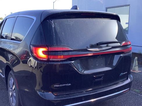 Used 2023 Chrysler Pacifica Limited FWD image 3