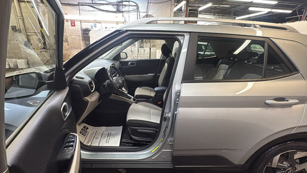 Used 2022 Hyundai Venue SEL w/ Cargo Package FWD image 12