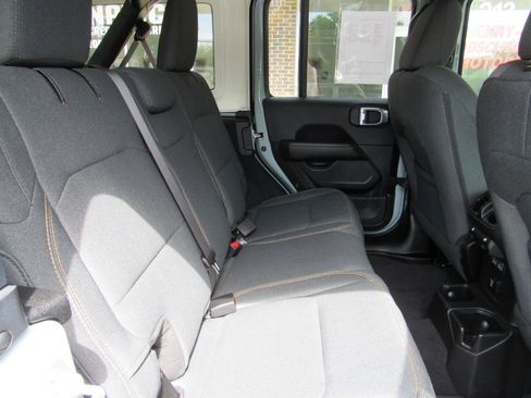Used 2024 Jeep Wrangler Unlimited Sahara w/ Technology Group AWD/4WD image 34
