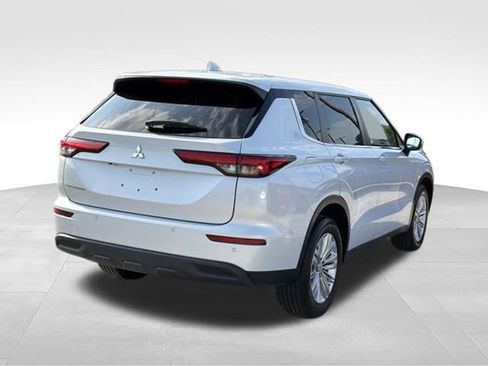Used 2023 Mitsubishi Outlander ES FWD image 5