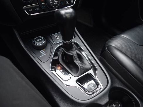 Used 2022 Jeep Cherokee Limited AWD/4WD image 13