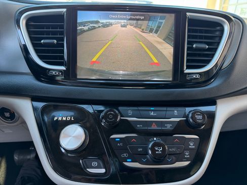 Used 2022 Chrysler Pacifica Touring-L image 29