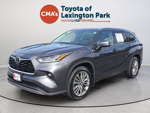 Used 2024 Toyota Highlander Platinum AWD/4WD image 1