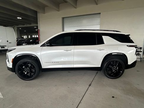 Used 2024 Chevrolet Traverse RS FWD image 2