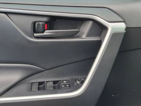 Used 2021 Toyota RAV4 LE FWD image 2