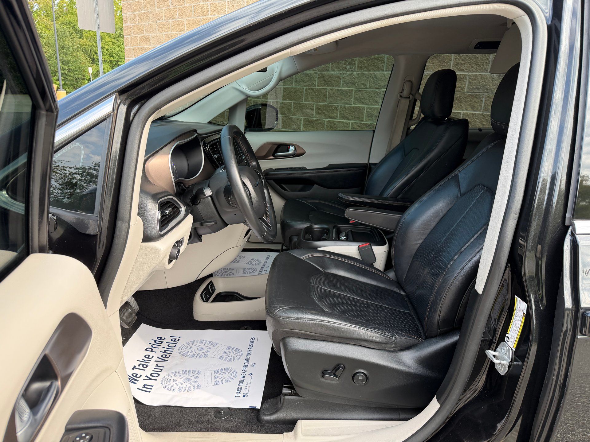 Used 2018 Chrysler Pacifica Touring-L FWD image 17