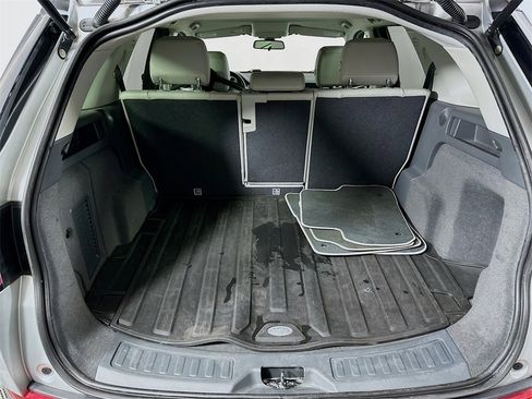 Used 2018 Land Rover Discovery Sport SE image 16