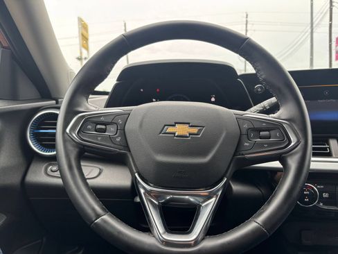 Used 2025 Chevrolet Trax LT w/ LT Convenience Package FWD image 26