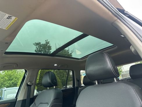 Used 2024 Volkswagen Atlas SE w/ Panoramic Sunroof Package FWD image 24