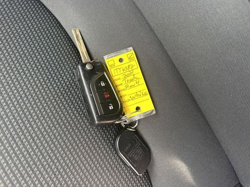 Used 2021 Toyota RAV4 LE image 30