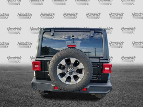 Used 2018 Jeep Wrangler Unlimited Sahara AWD/4WD image 9