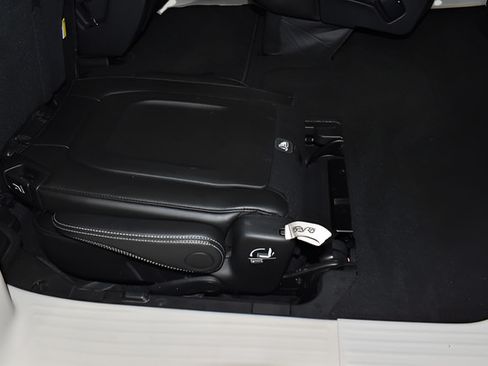 Certified 2024 Chrysler Pacifica Touring-L FWD image 18