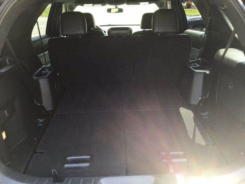 Used 2017 Ford Explorer XLT w/ Equipment Group 202A AWD/4WD image 18