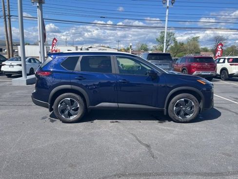 Used 2024 Nissan Rogue SV w/ SV Premium Package image 8