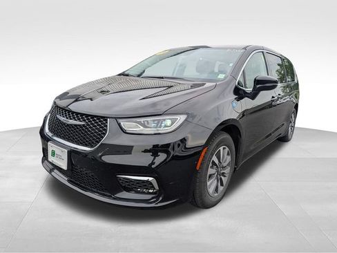 Used 2024 Chrysler Pacifica Limited FWD image 3