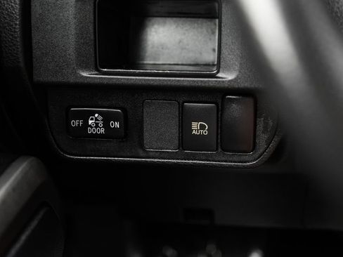 Used 2018 Toyota Tacoma SR5 RWD image 25