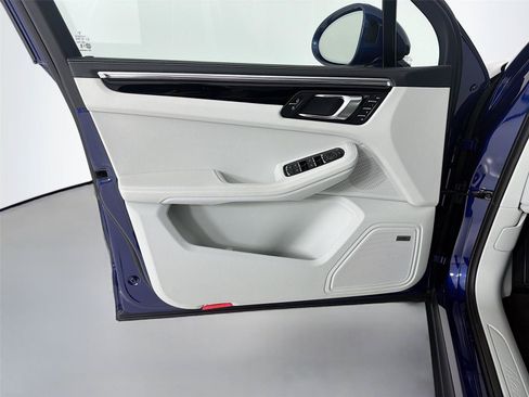 Certified 2026 Porsche Macan AWD/4WD image 6