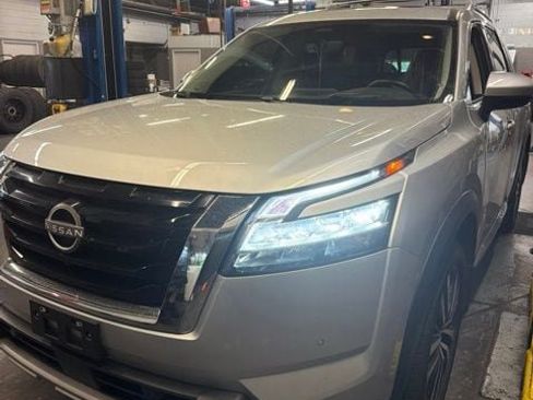Used 2024 Nissan Pathfinder Platinum FWD image 2
