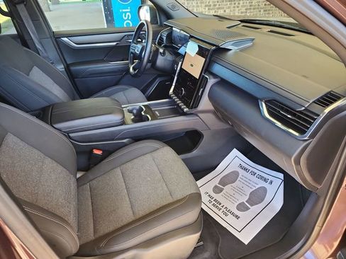 Used 2025 GMC Acadia Elevation image 12