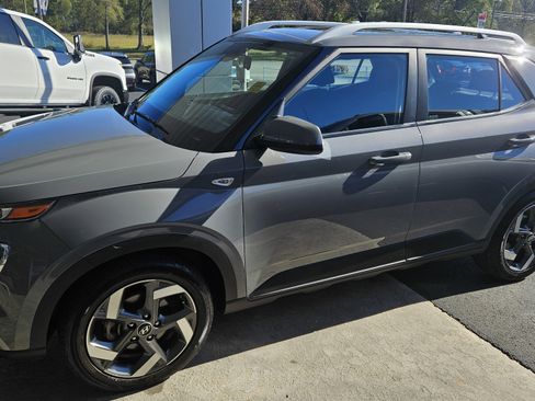 Used 2023 Hyundai Venue SEL image 1