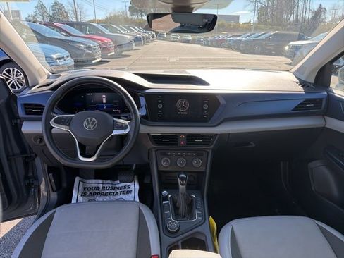 Used 2022 Volkswagen Taos SE w/ Panoramic Sunroof Package image 9