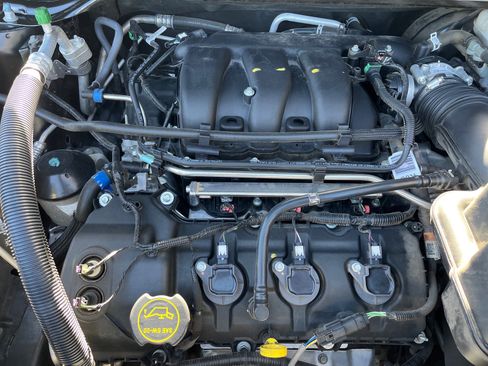 Used 2018 Ford Explorer XLT image 30