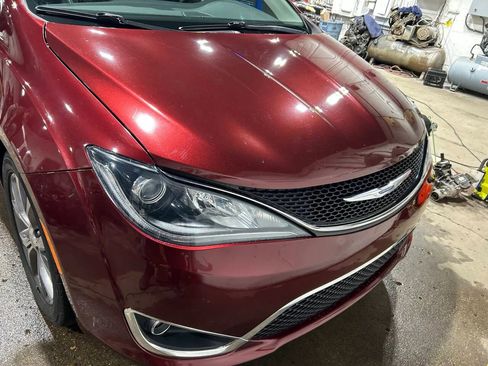 Used 2018 Chrysler Pacifica Limited w/ Tire & Wheel Group FWD image 18