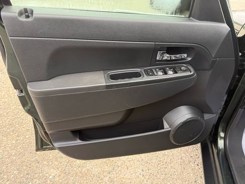 Used 2010 Jeep Liberty Sport image 11