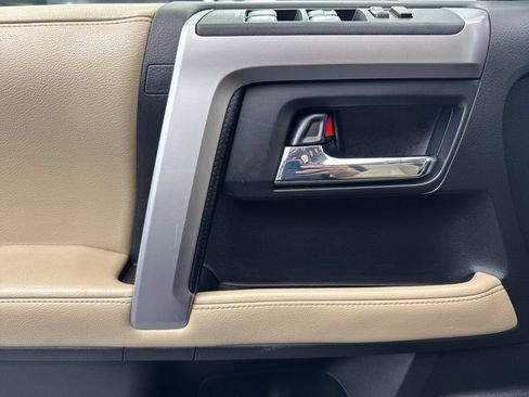 Used 2018 Toyota 4Runner SR5 AWD/4WD image 10