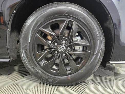 Used 2025 Toyota Sienna LE image 31