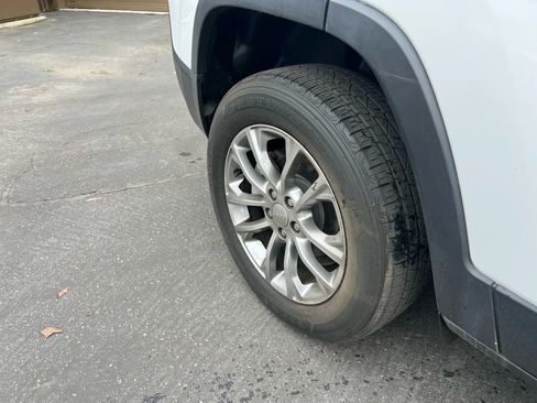 Used 2021 Jeep Cherokee Latitude Lux w/ Sun & Sound Group image 11