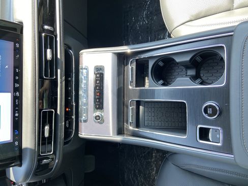 New 2025 Lincoln Aviator AWD w/ Equipment Group 101A image 16