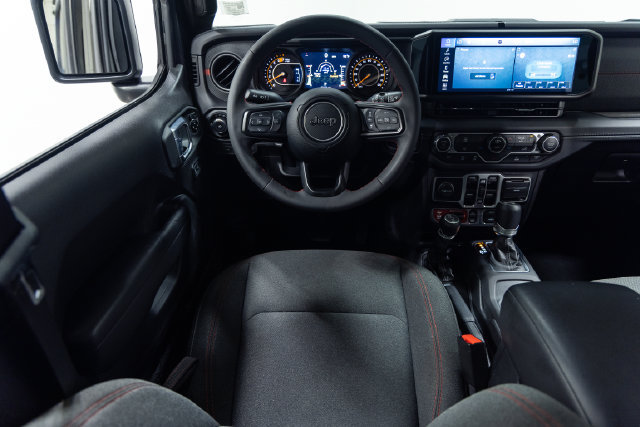 Used 2025 Jeep Wrangler Unlimited Rubicon AWD/4WD image 3