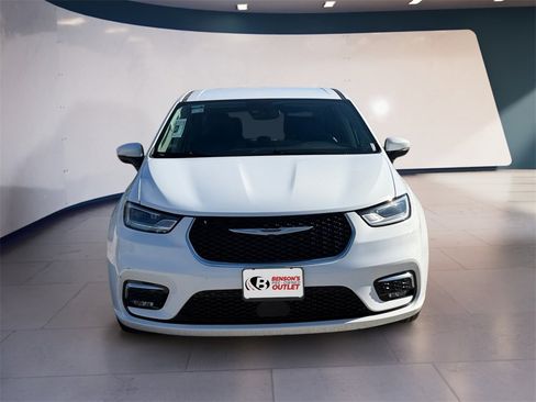 Used 2023 Chrysler Pacifica Touring-L image 8