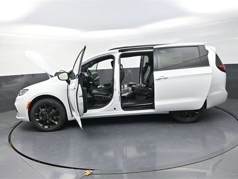 New 2026 Chrysler Pacifica Select image 28