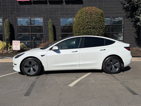 Used 2023 Tesla Model 3 Standard Range image 9
