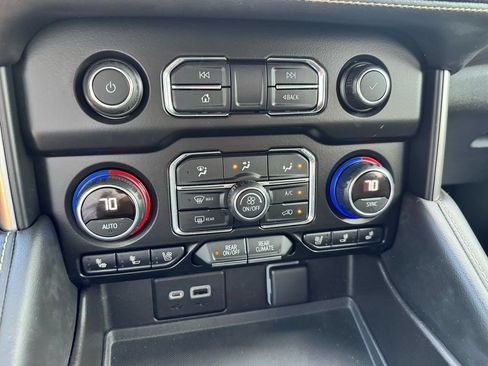 Used 2021 Chevrolet Suburban Premier w/ Premium Package AWD/4WD image 20