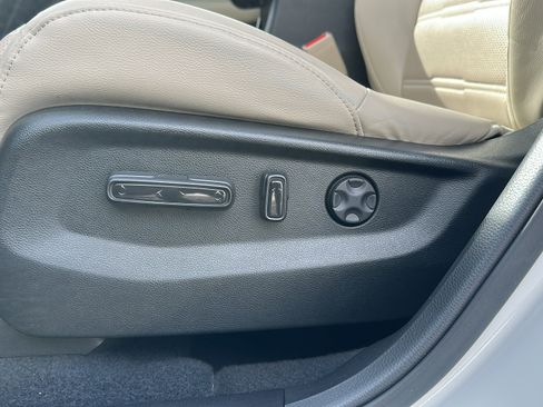 Used 2018 Honda CR-V Touring image 10