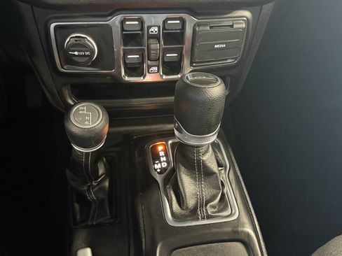 Used 2025 Jeep Gladiator Sport AWD/4WD image 16