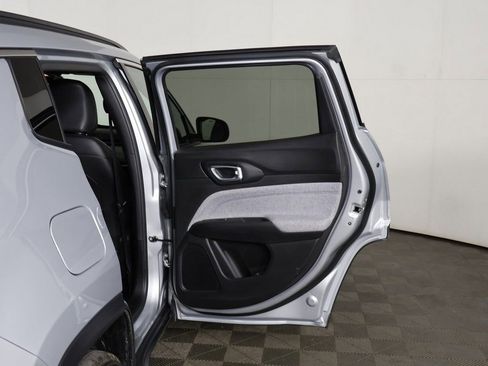 Used 2025 Jeep Compass Latitude image 19