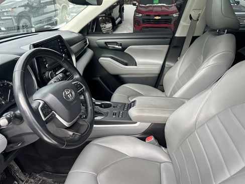 Used 2022 Toyota Highlander XLE image 11