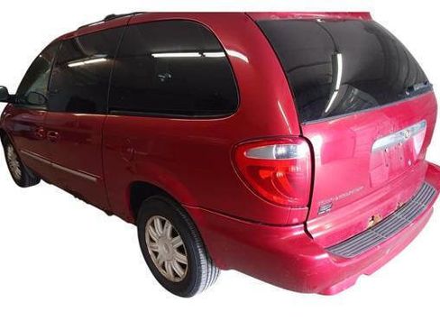 Used 2007 Chrysler Town & Country Touring FWD image 3