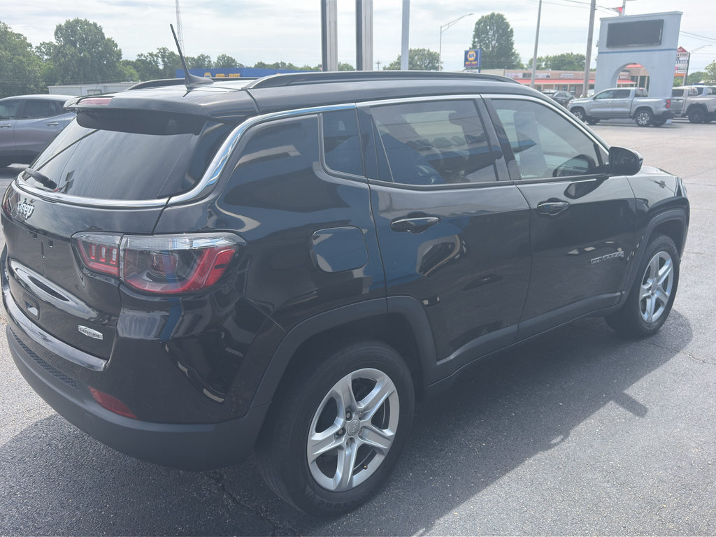 Used 2023 Jeep Compass Latitude w/ Sun and Sound Group AWD/4WD image 4