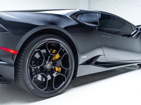 Used 2016 Lamborghini Huracan LP 610-4 AWD/4WD image 4