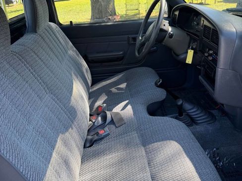 Used 1992 Toyota Pickup Deluxe image 6