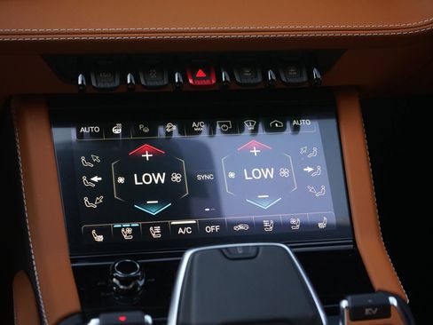 Used 2025 Lamborghini Urus SE image 20