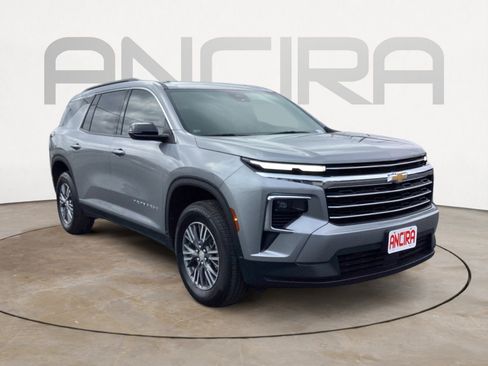 Used 2025 Chevrolet Traverse LT FWD image 7