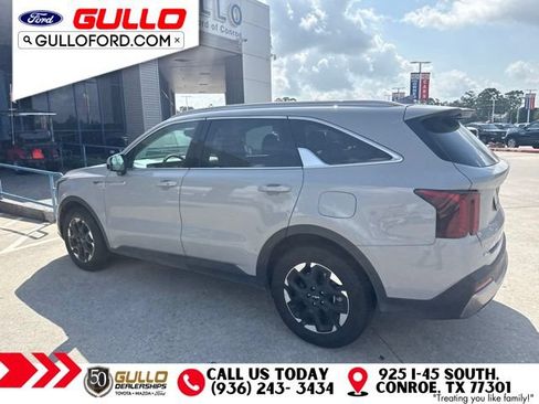 Used 2024 Kia Sorento S w/ Panoramic Sunroof Package FWD image 4