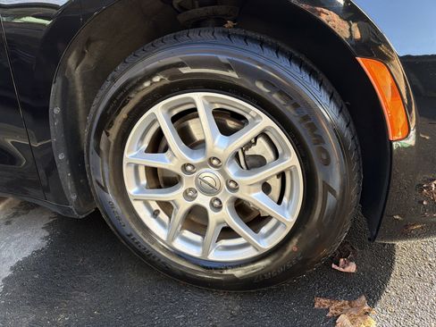 Used 2024 Chrysler Pacifica Touring-L image 12