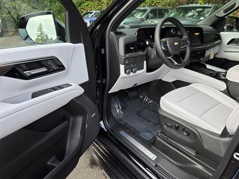 New 2026 Chevrolet Suburban Premier image 23